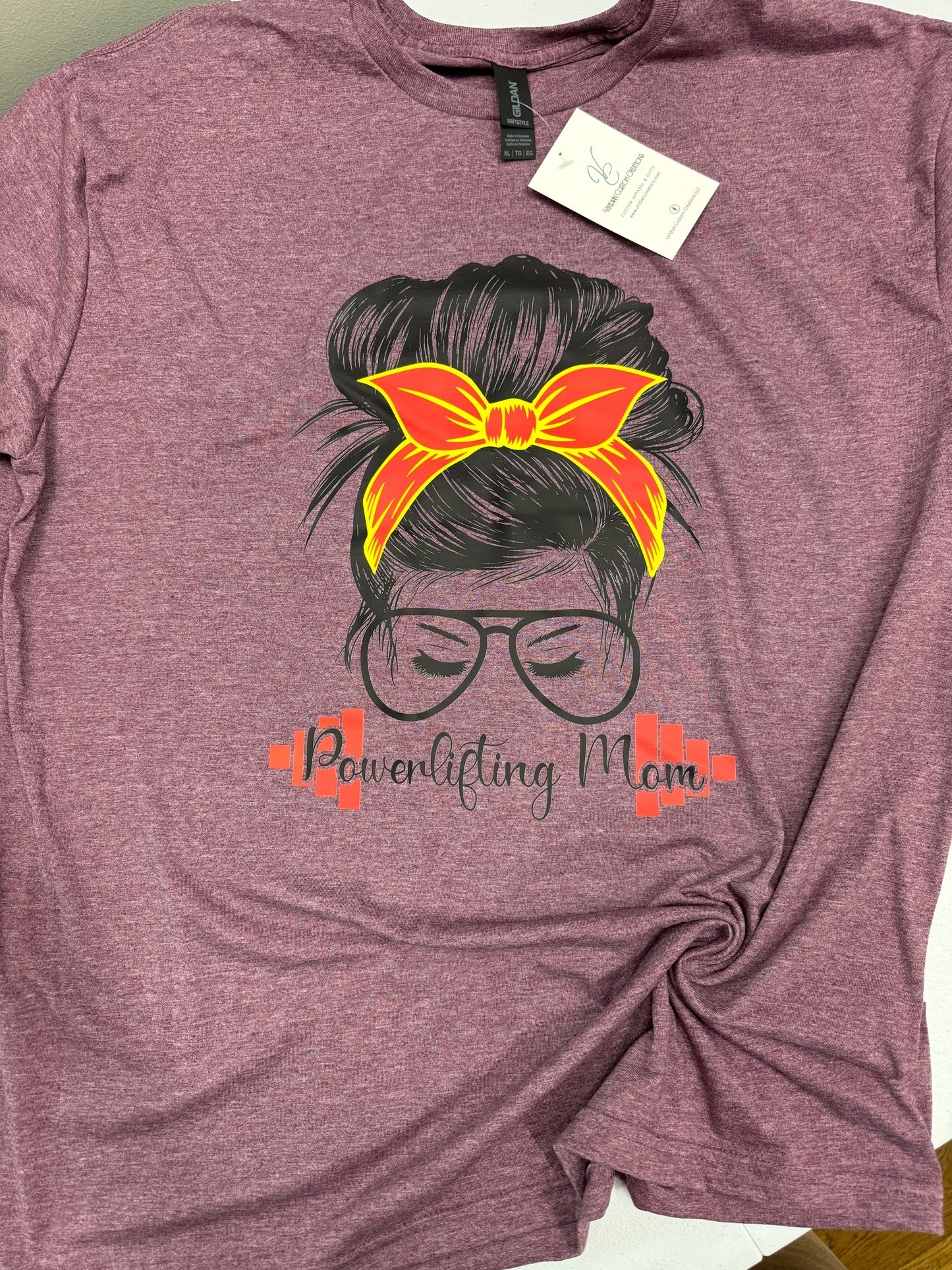 Powerlifting Mom Tee – Perfect Shirt for Moms of Powerlifters (Customizable Decal Color)